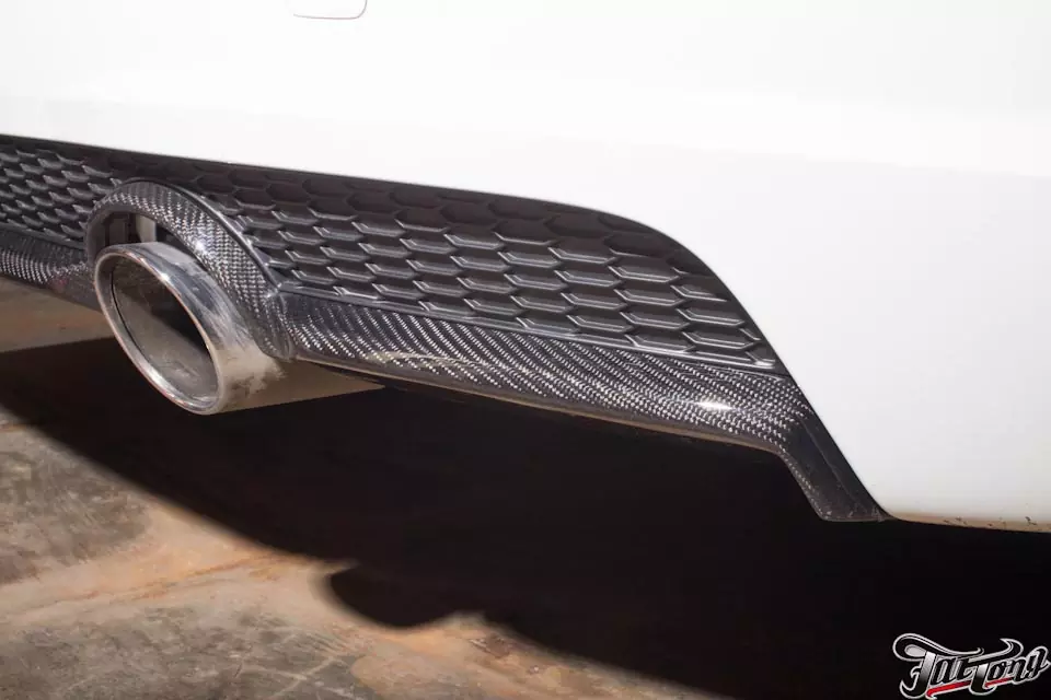 Audi TT. Ламинация натуральным карбоном заднего диффузора, зеркал и центральной консоли в салоне.